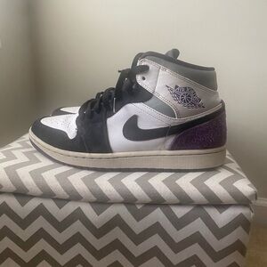 Jordan 1 mid Black White Purple